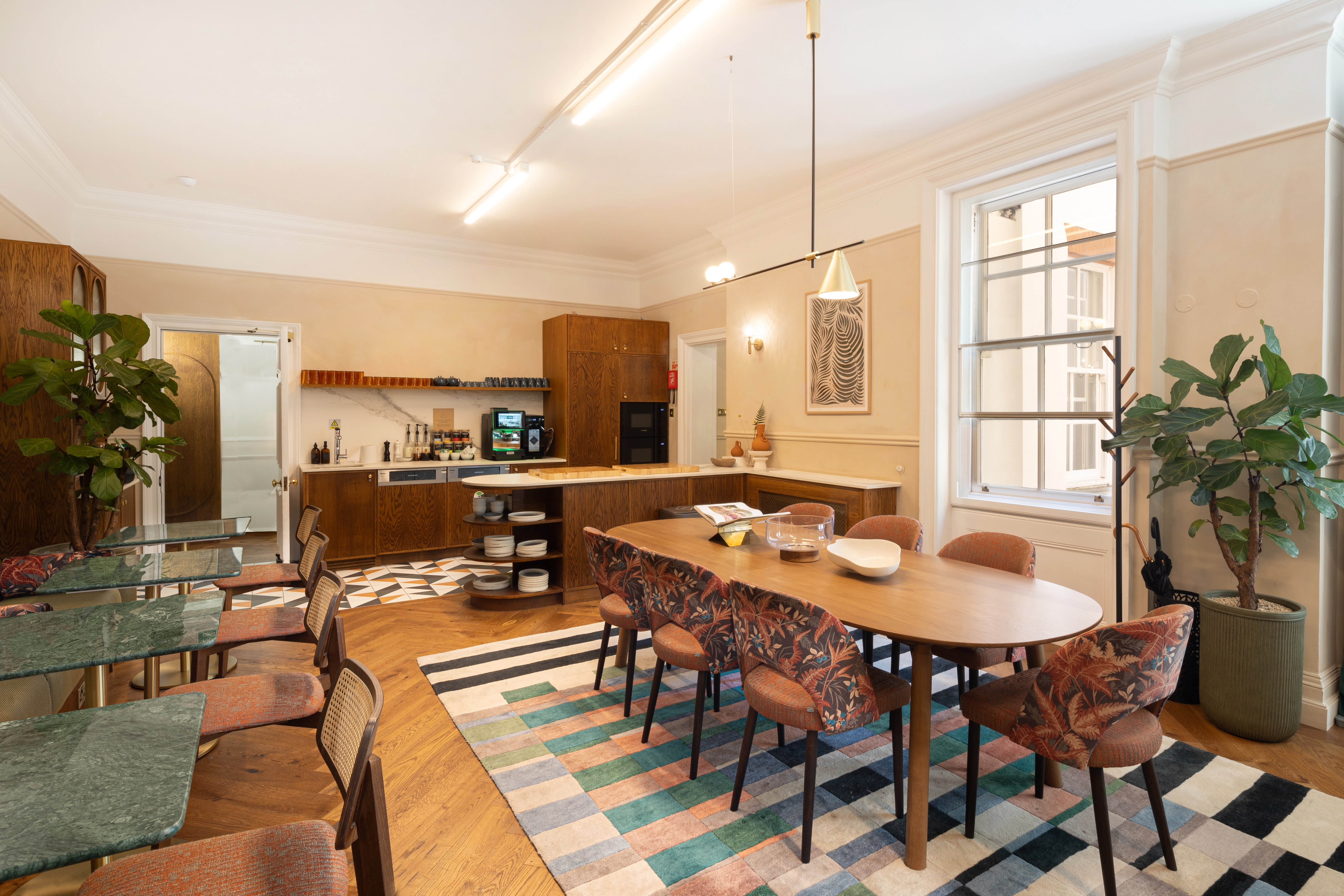 128 Buckingham Palace Road photo 1