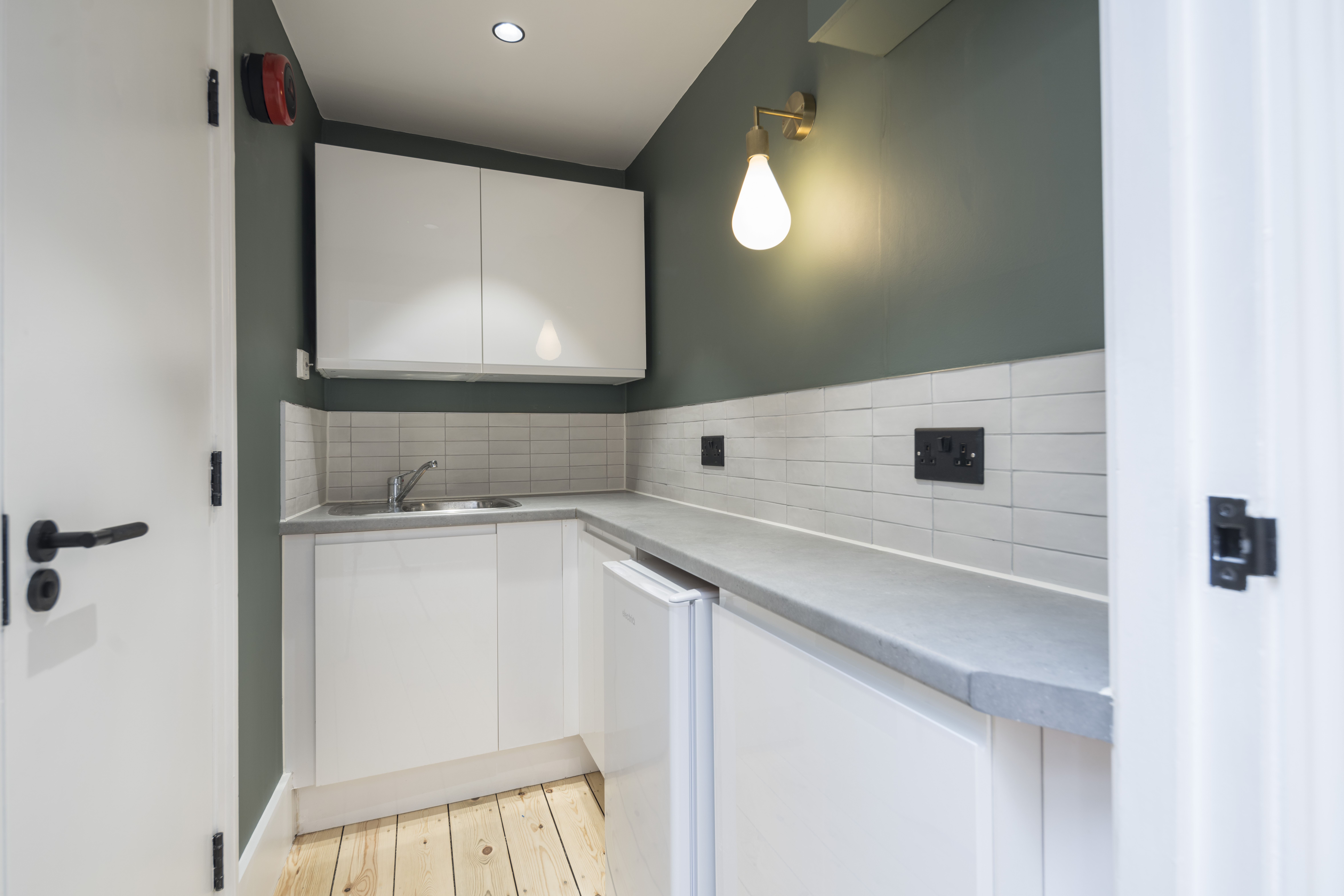 12 Fouberts Place photo 3