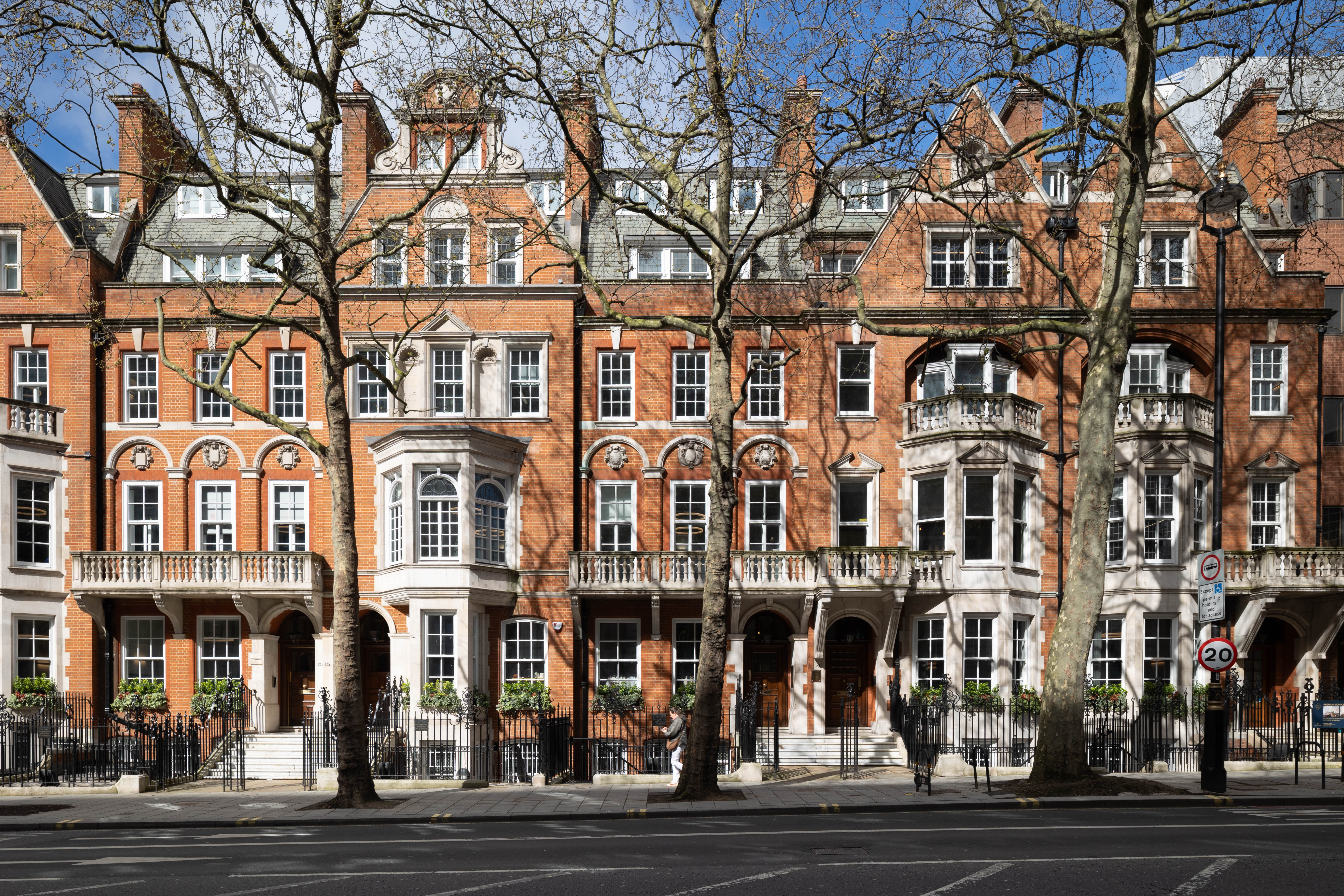132 Buckingham Palace Road photo 5