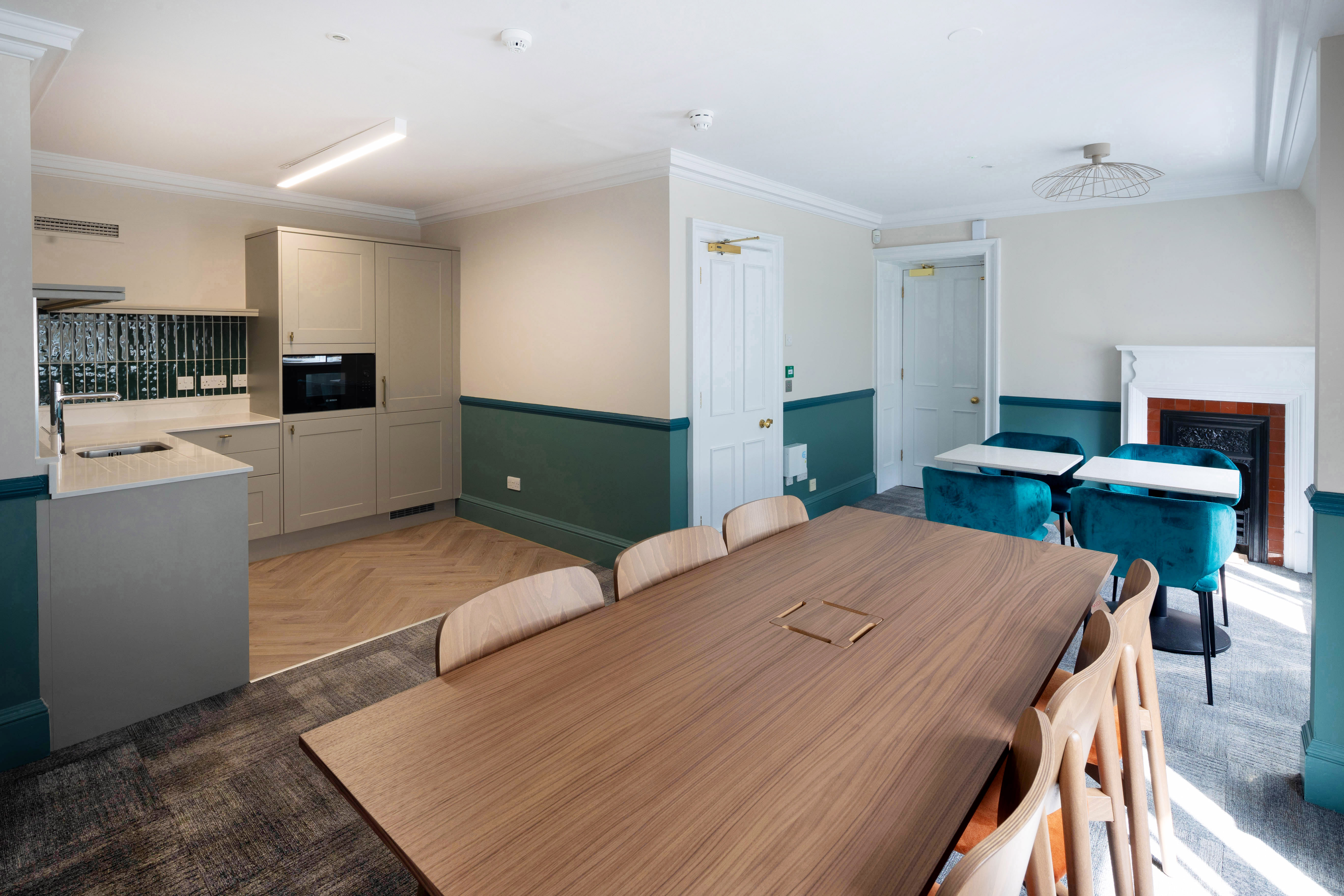 132 Buckingham Palace Road photo 4