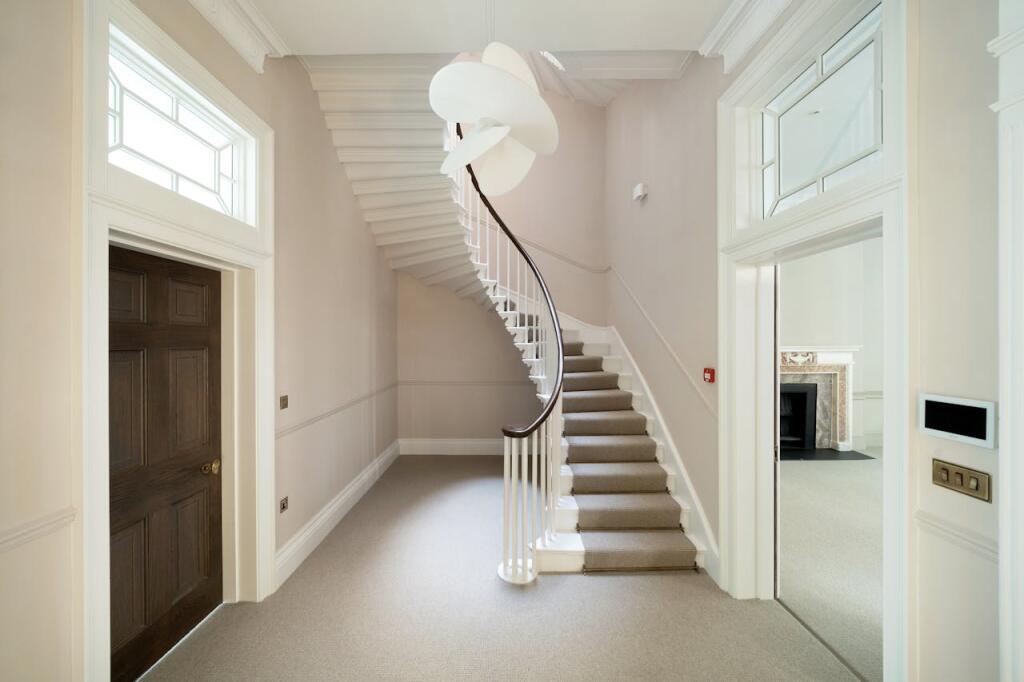 4 Frederick's Place photo 3