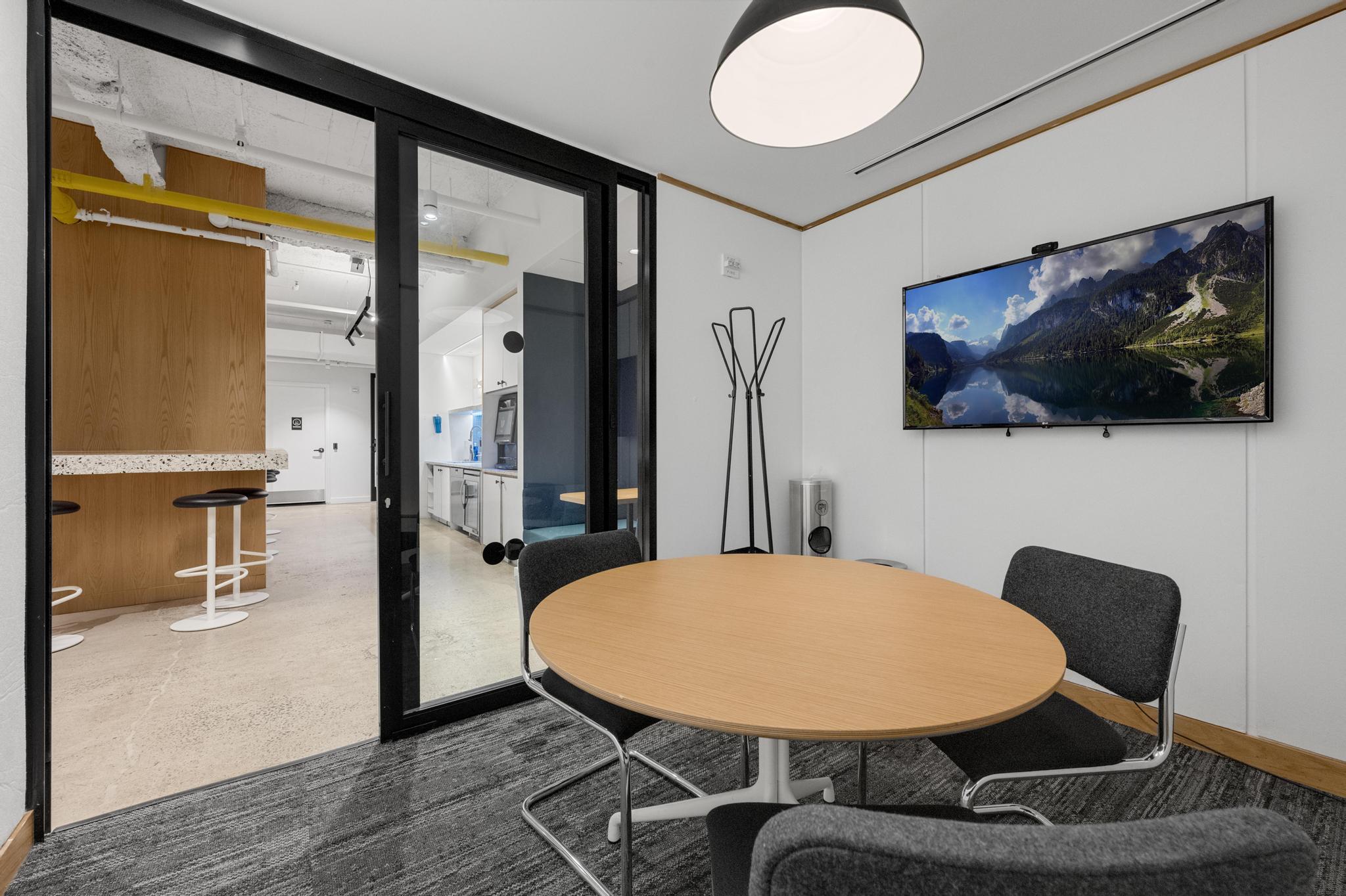 Corporate Suites at 880 Third Avenue photo 3