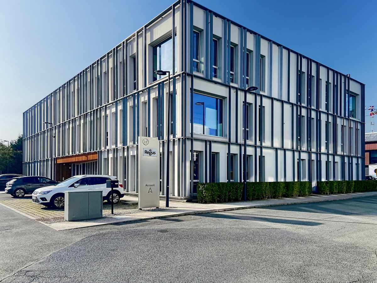 Le Neo Business Pole