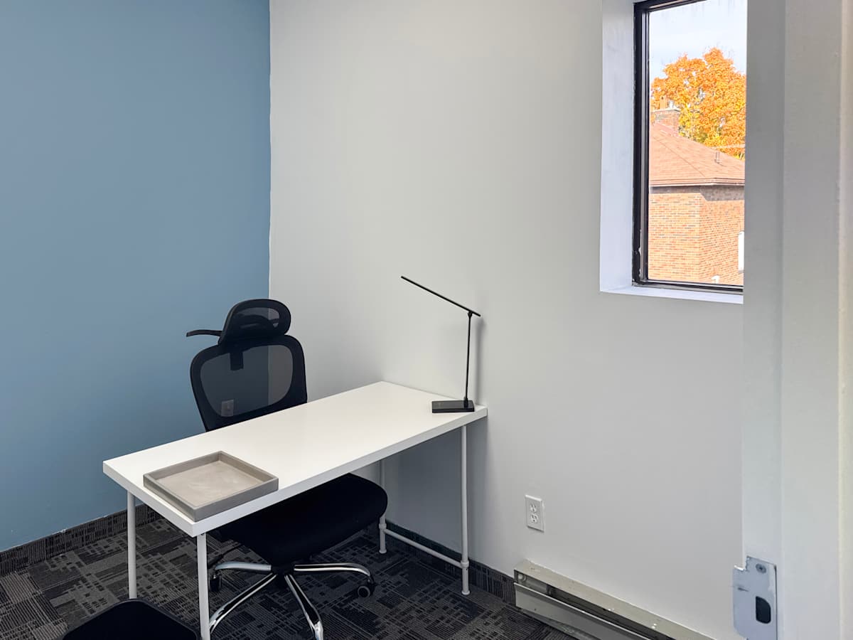 111 Simcoe Street N photo 2