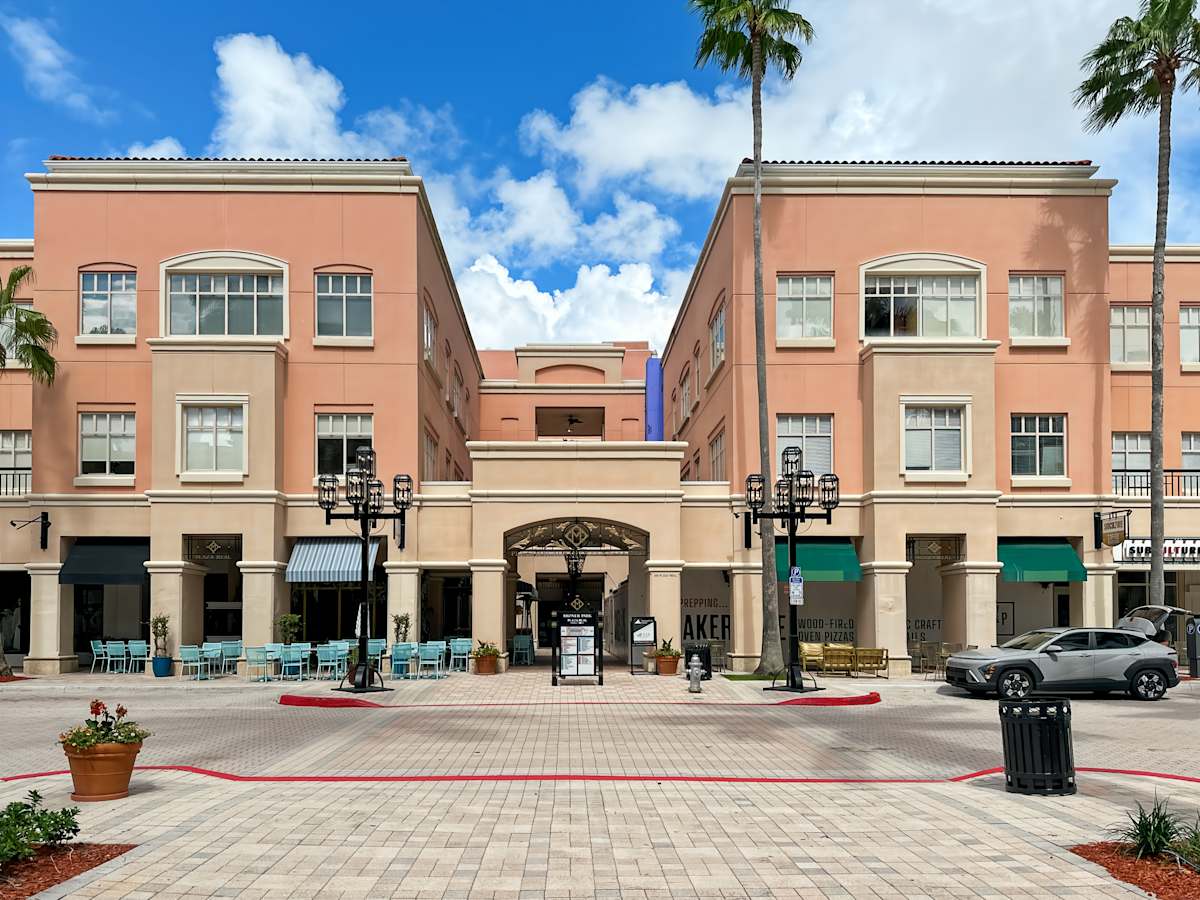 433 Plaza Real photo 1
