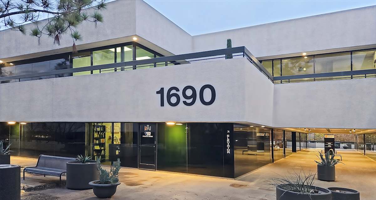 1690 W Shaw Ave photo 1