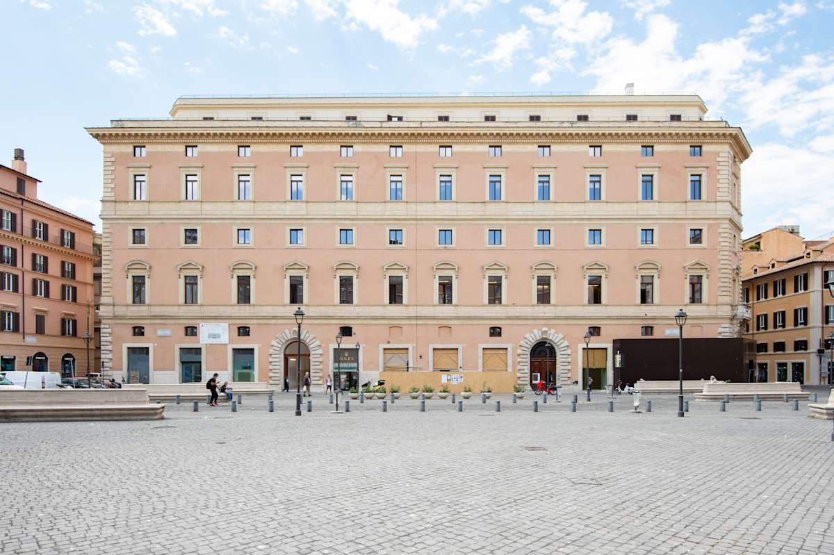 Piazza San Silvestro 8