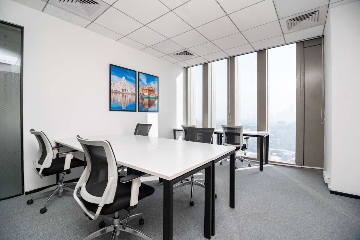 Max Towers photo 4