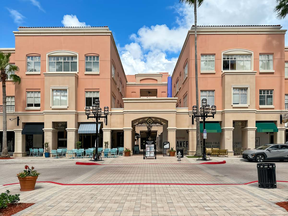 433 Plaza Real photo 9