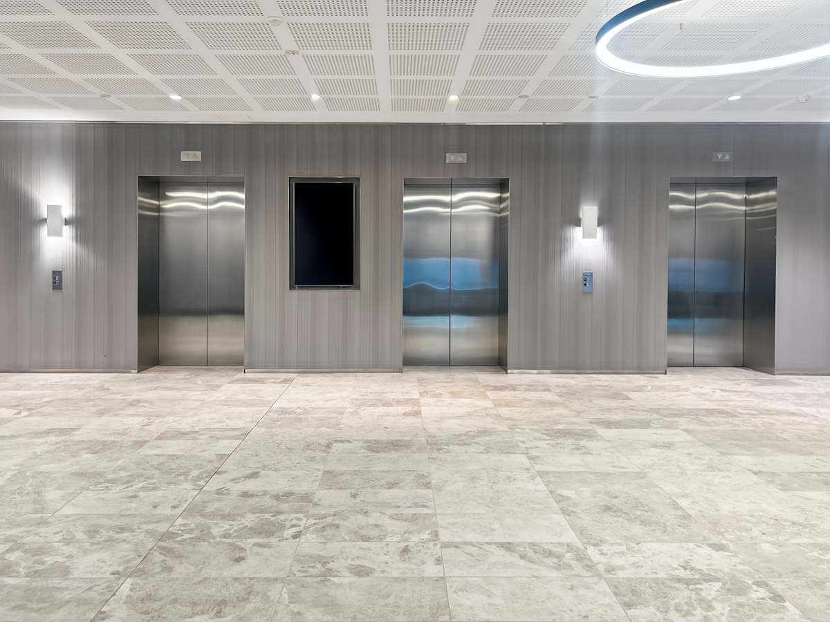 460 Lonsdale Street photo 3