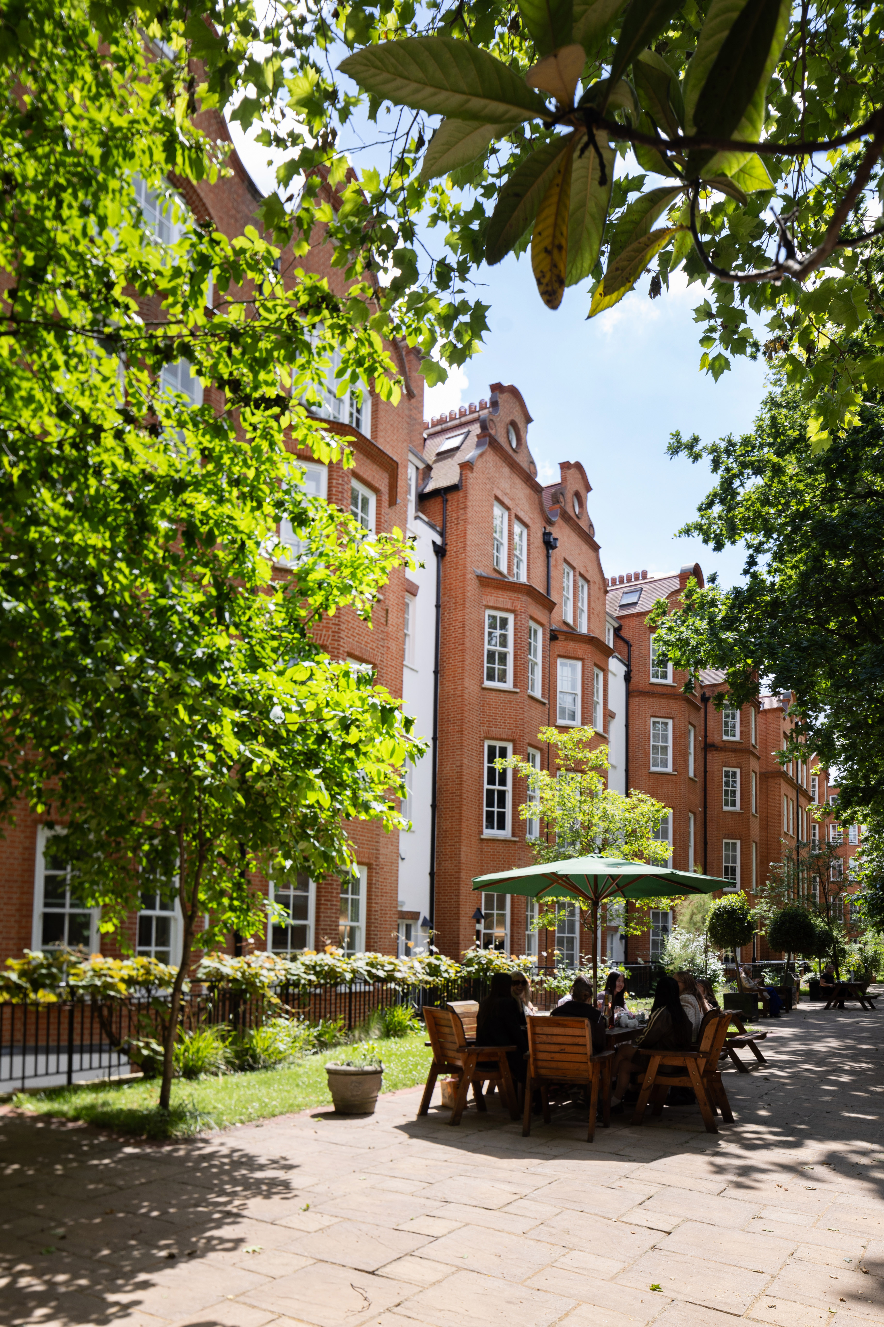 128 Buckingham Palace Road photo 5