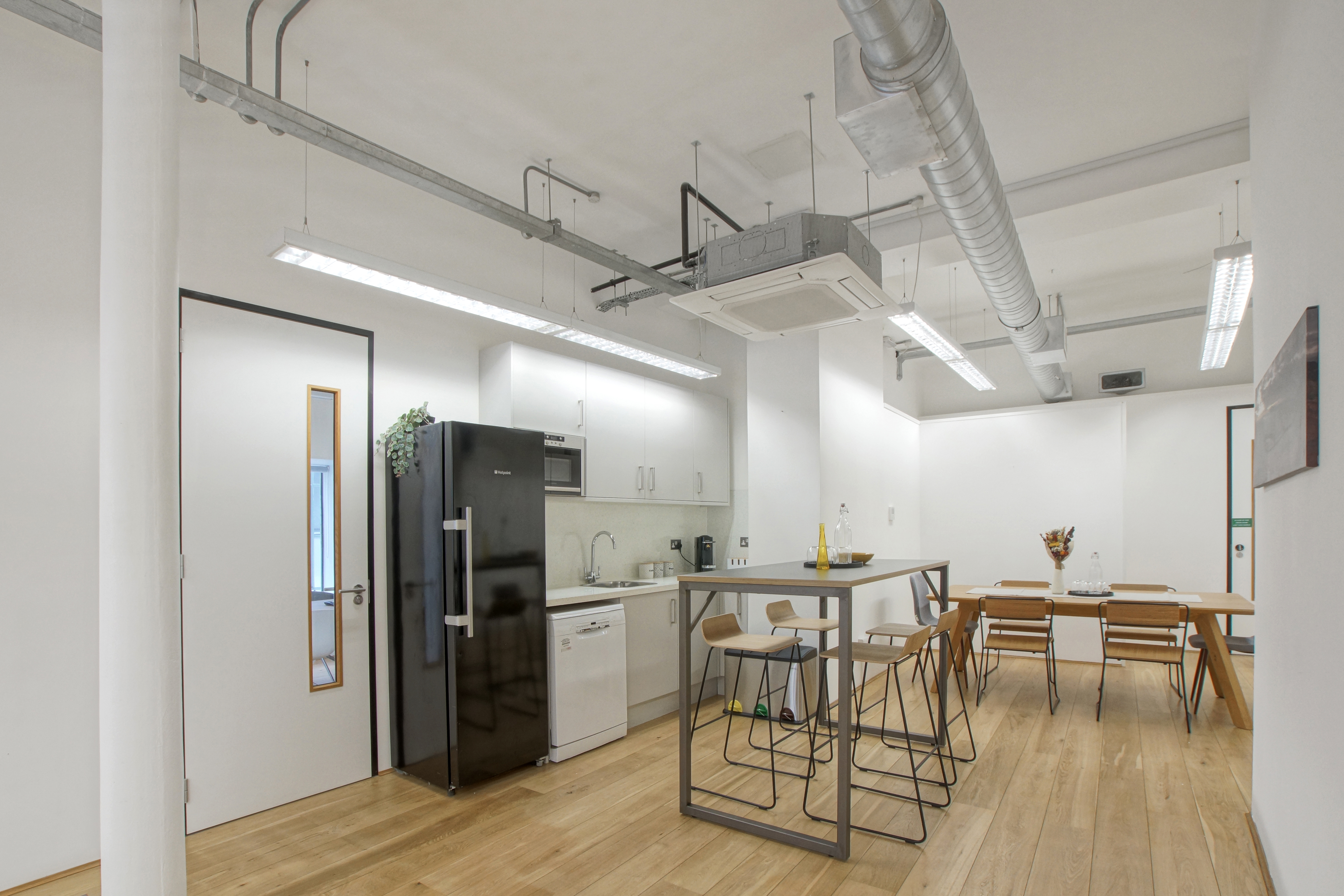11 a Curtain Road photo 3