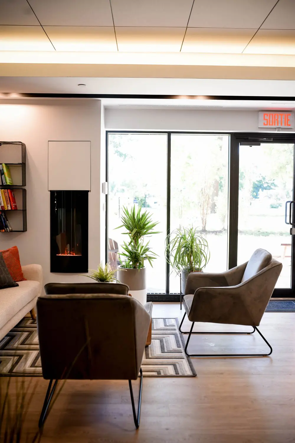2727 Saint-Patrick photo 3